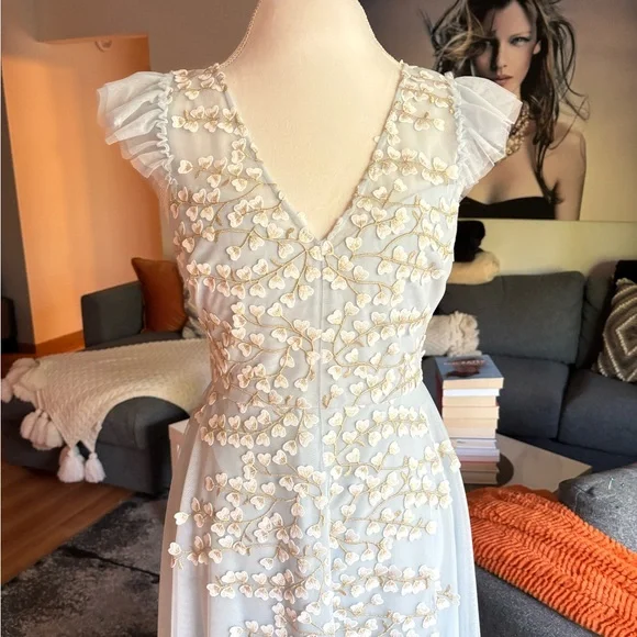 BCBGMaxAzria White Sleeveless V-Neck Maxi Dress - Picture 2 of 7